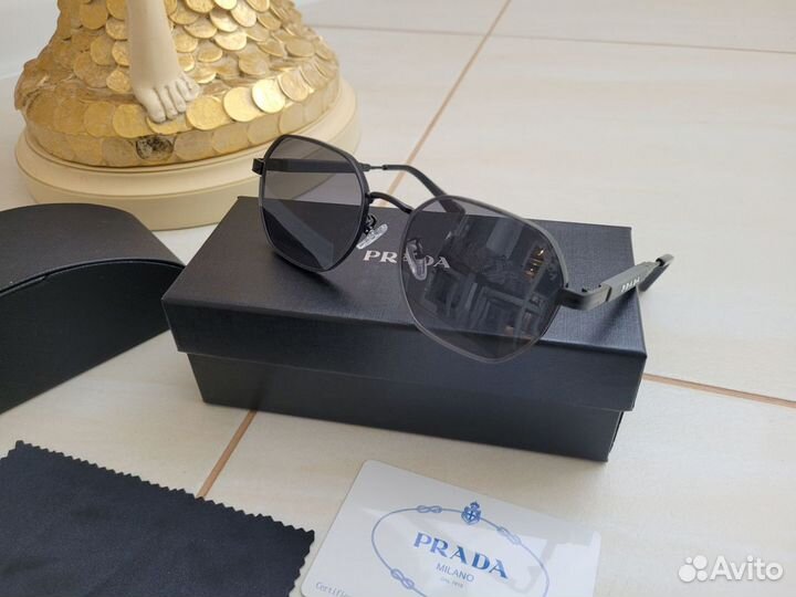 Солнцезащитные очки Prada