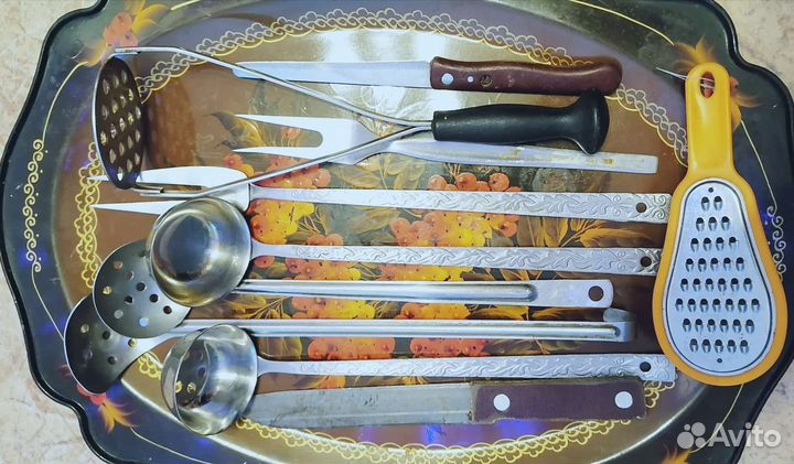 Столовые приборы и поднос