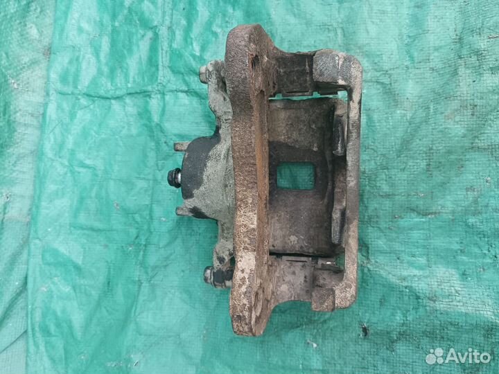 Суппорт тормозной перед левый Pajero Sport 08-15 г