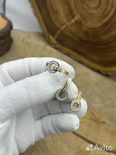 В наличии золотой комплект с бриллиантами