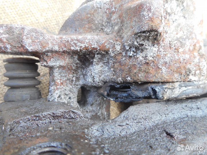 Volvo s40 32328113/4 суппорт передний со скобой