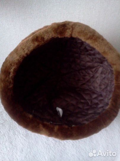 Мутоновая зимняя шапка необычного горчичного цвета