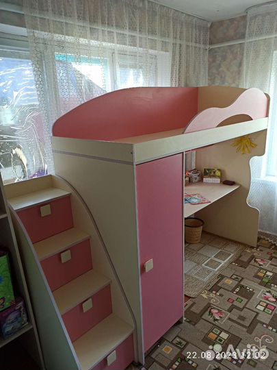 Детская кровать чердак со столом и шкафом бу