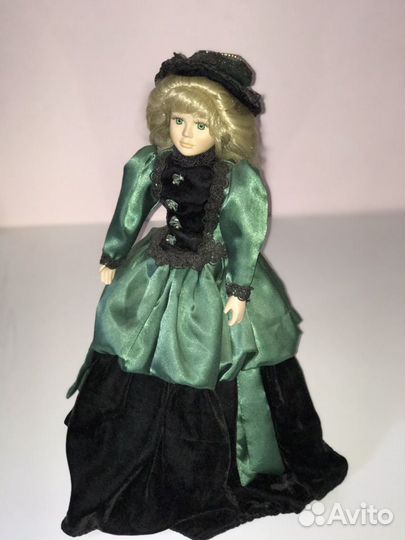 Коллекционная фарфоровая кукла