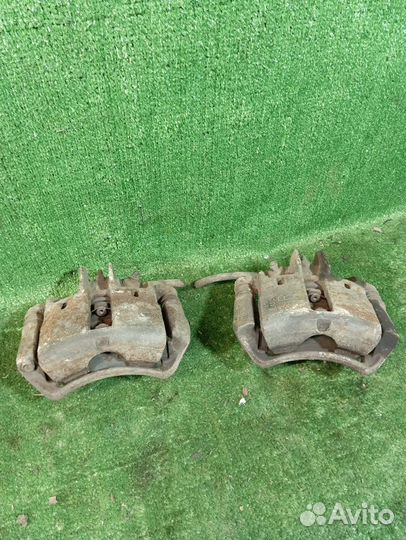 Суппорт тормозной передний Mitsubishi Carisma