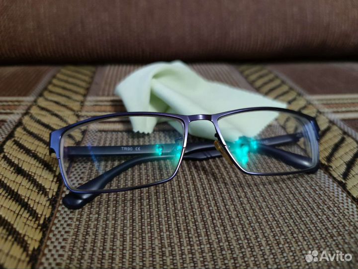 Очки в стальной оправе. -3 диоптрий