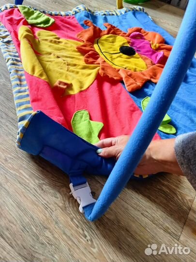 Развивающий коврик для малыша и сиденье на унитаз