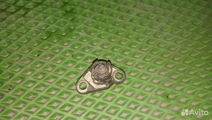 Личинка замка багажника Nissan Primera P11