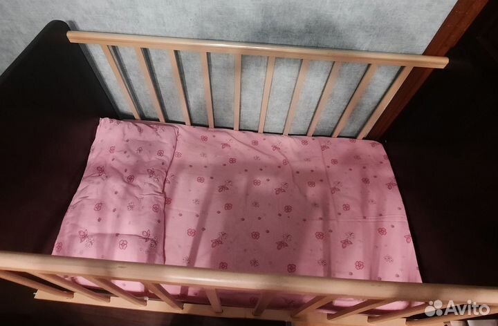 Детская кроватка с маятником и ящиком