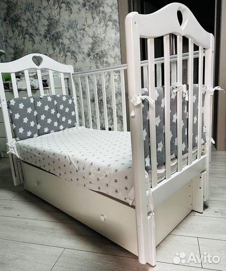 Детская кроватка с маятником и ящиком