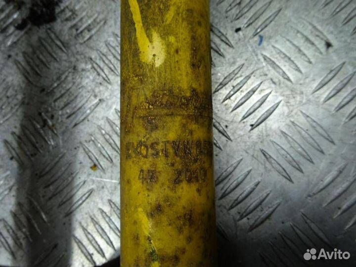 Стойка амортизатора задняя Volkswagen Passat B4