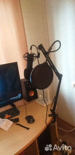 Студийный конденсаторный микрофон