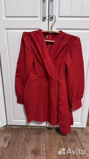 Платье красное