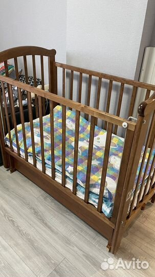 Кроватка детская с маятником, ящиком и матрасом