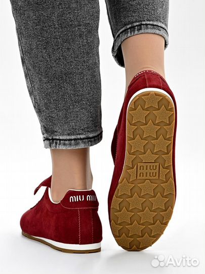 Кроссовки женские