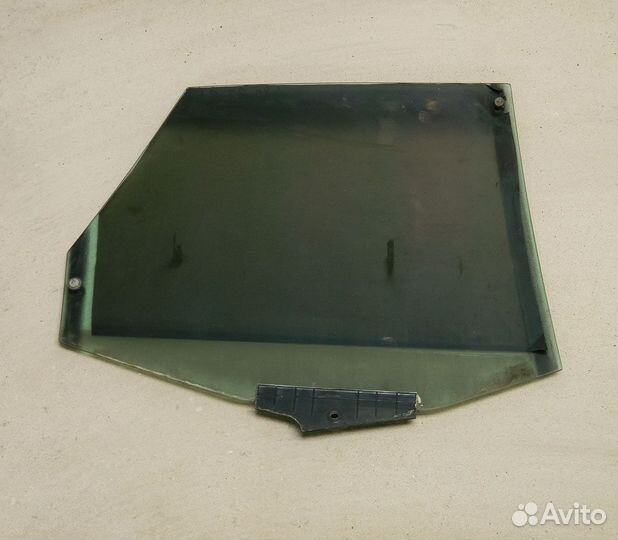 Стекло двери задней левой Audi 80 B3