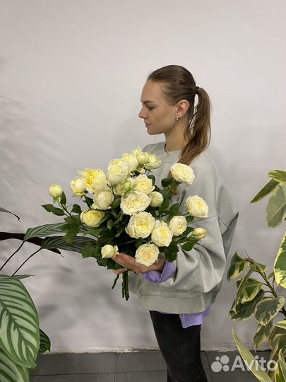 Букет из пионовидных кустовых лимонных роз