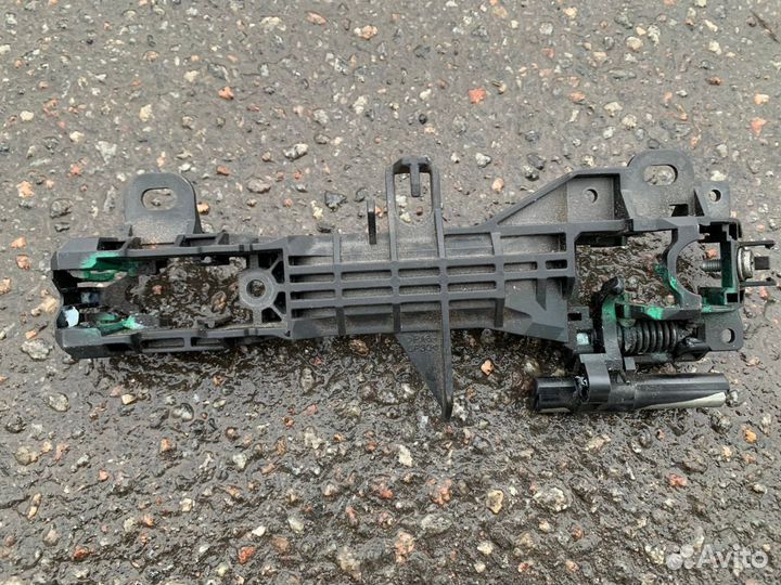 Кронштейн ручки двери левой GT86