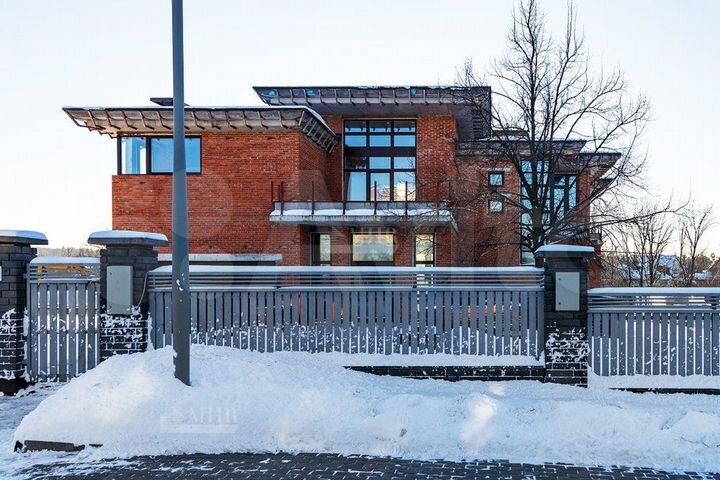 Дом 922,2 м² на участке 35,4 сот.