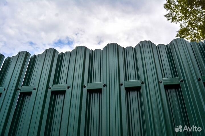 Металлический евроштакетник для забора