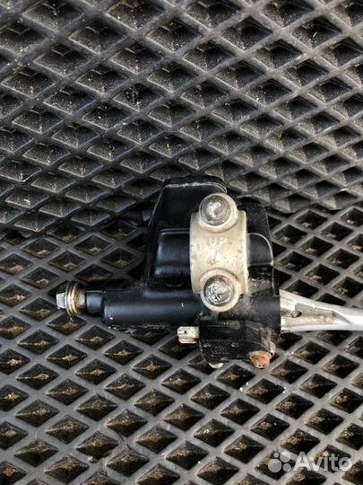 Тормозная машинка правая Suzuki Address V100 E111