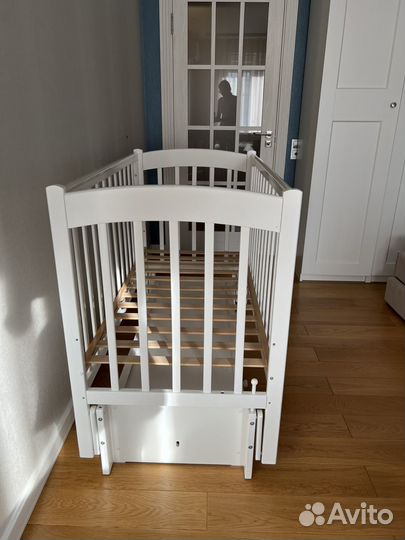 Детская кроватка с продольным маятником
