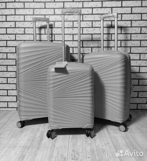 Чемодан на колёсах ударопрочный из полипропилена