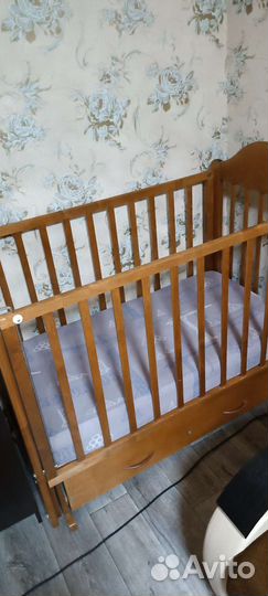 Детская кроватка с маятником и ящиком