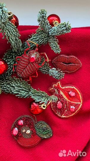 Сет брошей из бисера и Сваровски красный