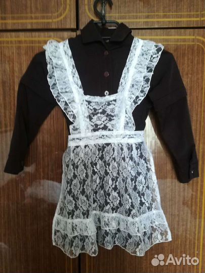 Школьное коричневое платье с фартуками