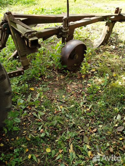 Плуг трехкорпусный