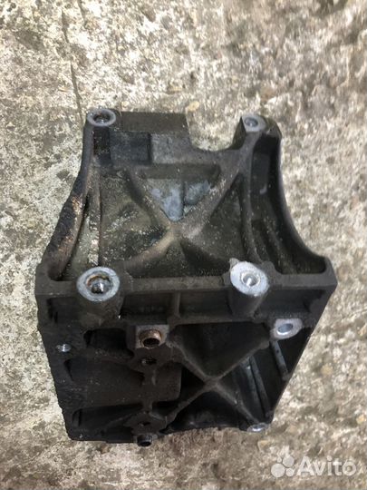 Кронштейн компрессора кондиционера Ford Focus 2