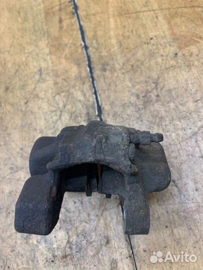 Суппорт задний левый Opel Omega B