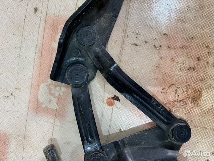 Петля капота передняя левая Volkswagen Passat 3C2