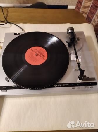 Куча пластинок с проигрывателем