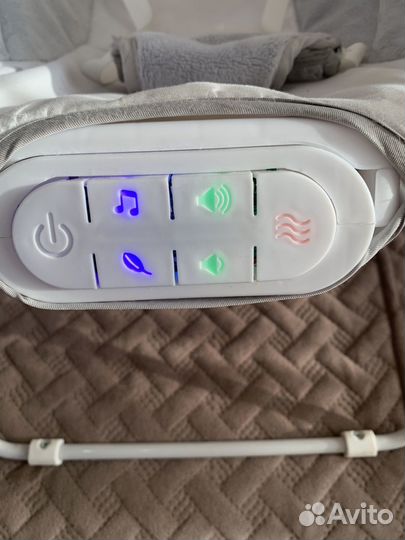 Шезлонг-качалка доя новорожденных с игрушками