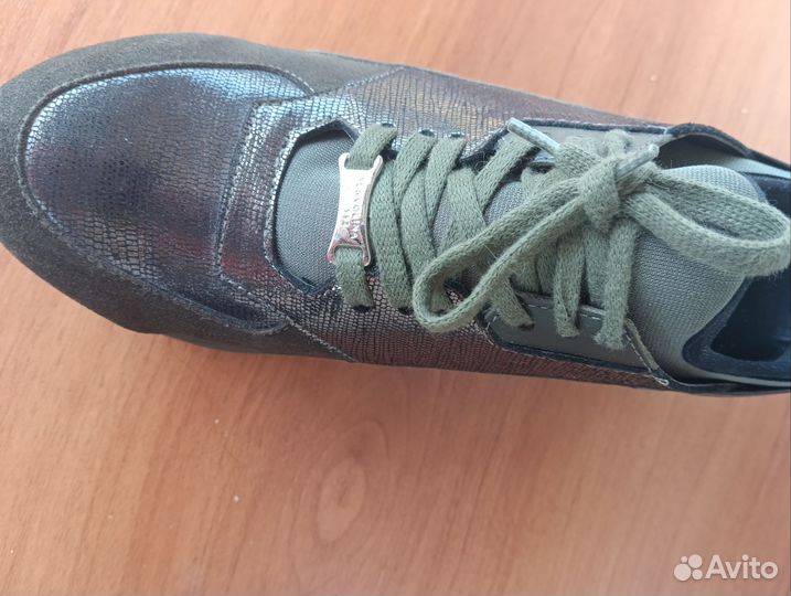 Кроссовки женские новые