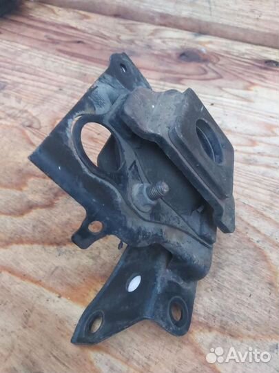 Подушка крепления двигателя левая Toyota Prius 2