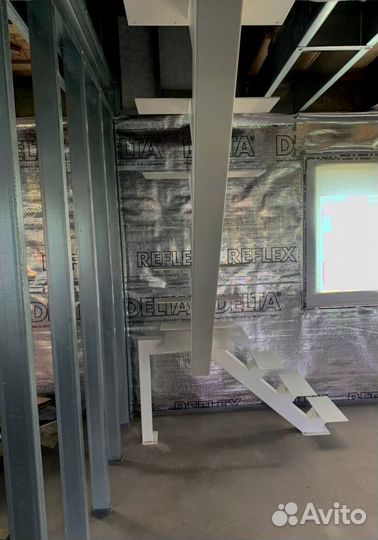 Лестница на металлокаркасе закрытого типа