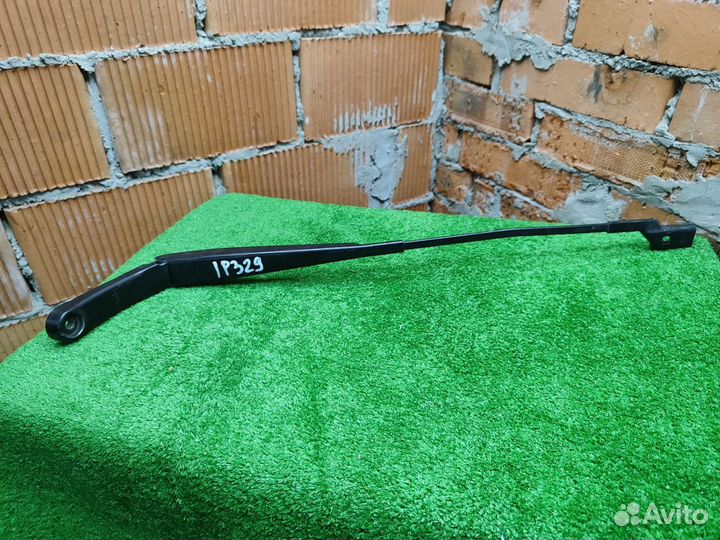 Поводок стеклоочистителя передний правый Passat B6