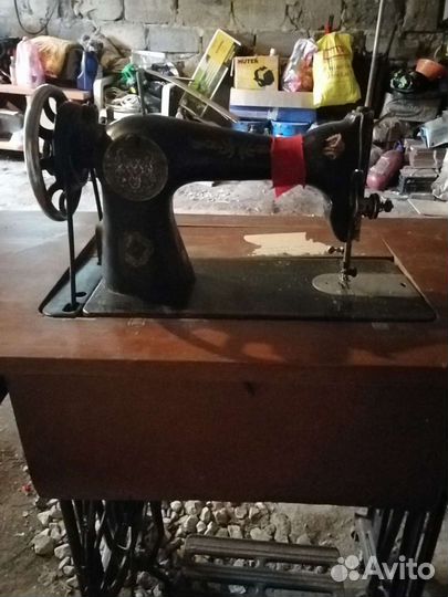 Швейная машинка с ножным приводом