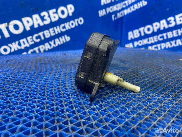 Моторчик заслонок отопителя Opel Astra H седан