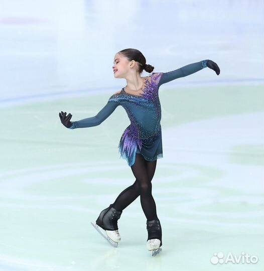 Костюм для выступлений по фигурному катанию