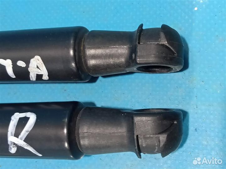 Амортизатор капота Land Rover Discovery 3 (2004-2