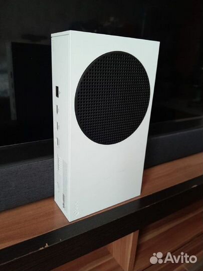 Продам консоль Xbox Series S