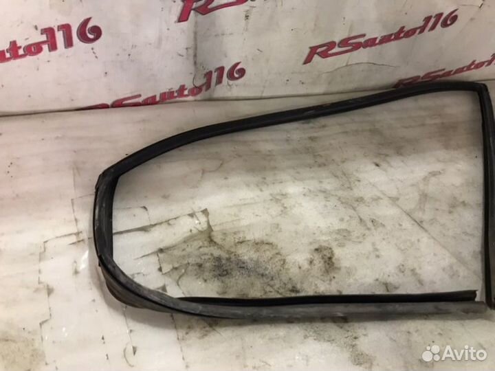 Уплотнитель стекла перед правый Hyundai Sonata 4