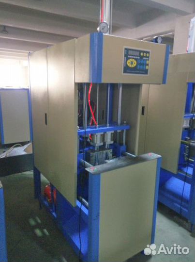 Полуавтоматическая машина для выдува бутылок HZ880