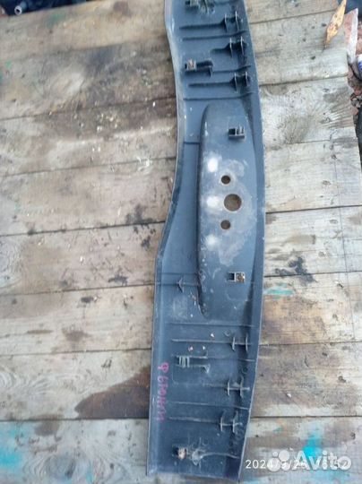 Ford Fusion, Накладка замка багажника