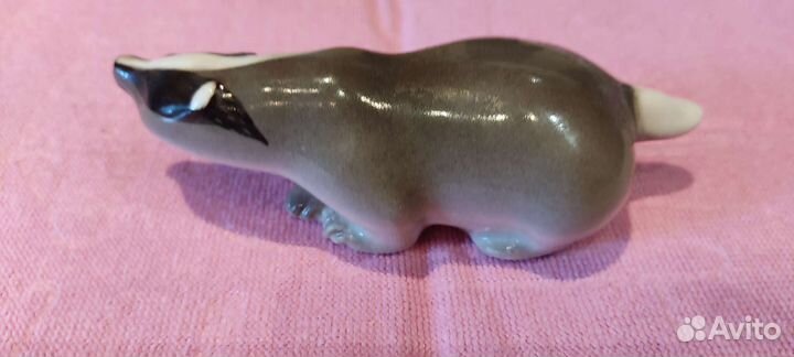 Статуэтка. Крадущийся барсук. лфз