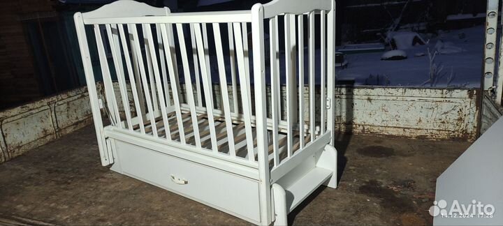 Детская кроватка с маятником и ящиком